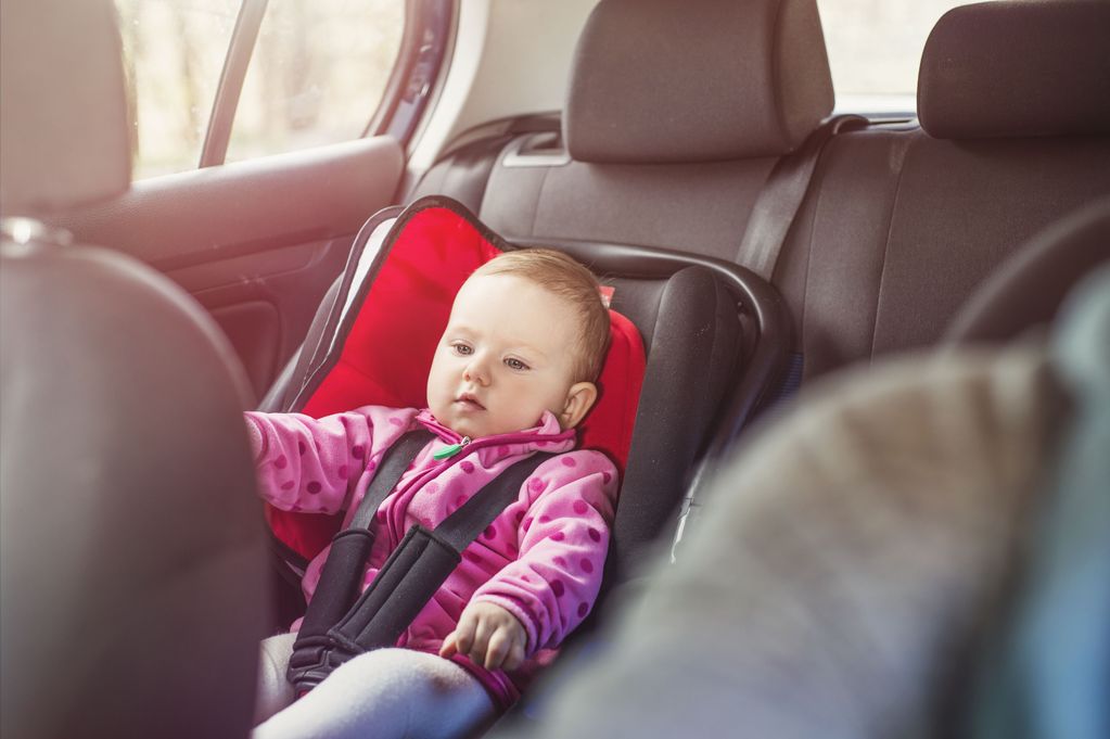 Comment bien attacher bébé dans son siège-auto en hiver ?